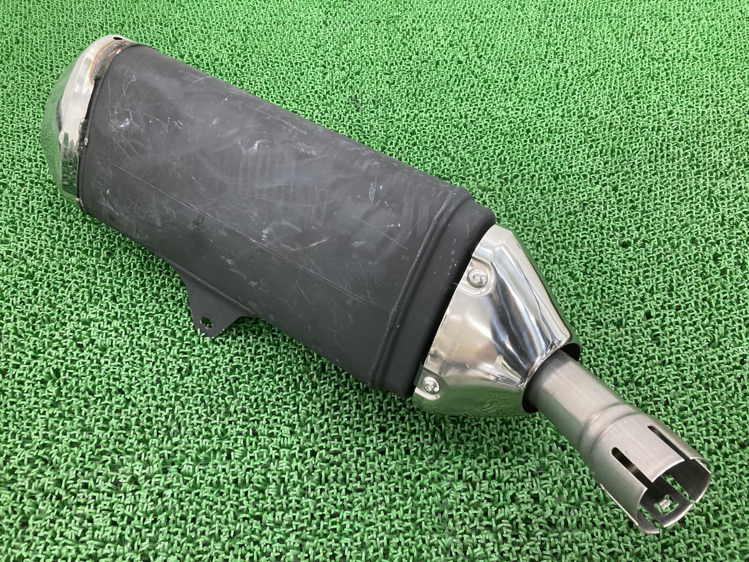 中古 スズキ 純正 バイク 部品 GSR750 サイレンサーマフラー 純正 08J0